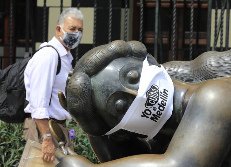 ¿Por qué las esculturas de la Plaza Botero amanecieron con tapabocas?