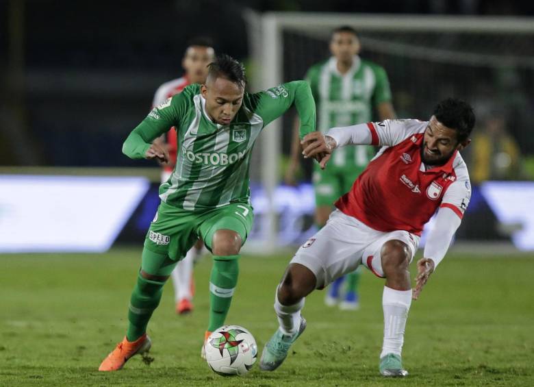 Jarlan Barrera estuvo bien marcado por los jugadores del Santa Fe y no pudo desarrollar su mejor fútbol. FOTO COLPRENSA