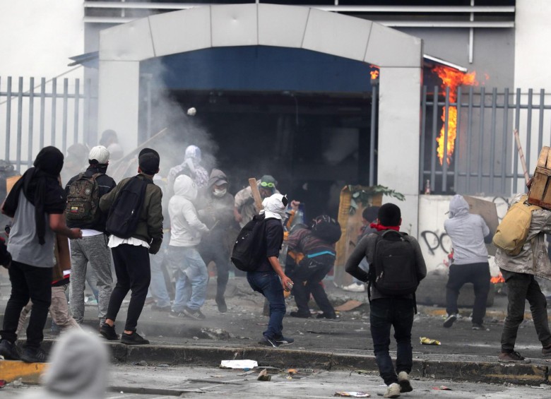 Manifestantes causan desmanes en la sede de la Contraloría cuando se cumplen 10 días de protestas contra el Gobierno este sábado, en Quito (Ecuador). FOTO EFE