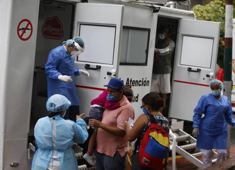 Según Migración Colombia, unos 2.200 venezolanos, de los más de 1,8 millones radicados en el país, han pasado por los corredores humanitarios habilitados en la frontera cerrada desde mediados de marzo. FOTO EFE