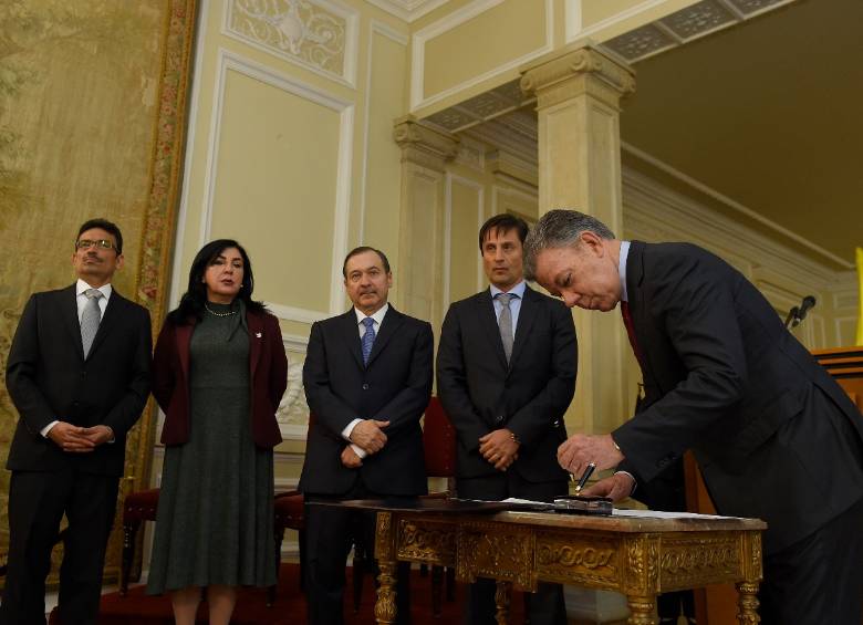 El pasado primero de marzo se posesionaron ante el presidente Juan Manuel Santos los magistrados de la JEP. Hoy hay un cruce de denuncias entre sus miembros por presuntos incumplimientos. FOTO COLPRENSA 