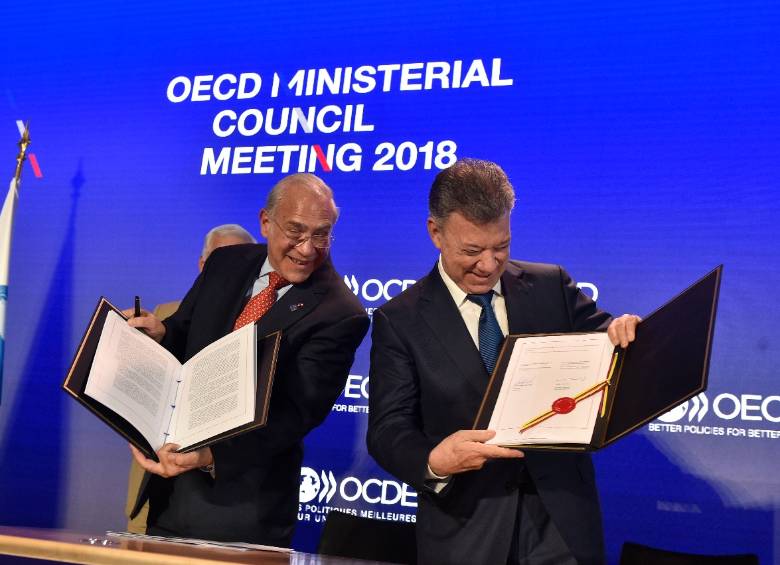 El expresidente Juan Manuel Santos, junto al secretario de la Ocde, José Ángel Gurría tras la aceptación de Colombia en 2018. FOTO COLPRENSA. 