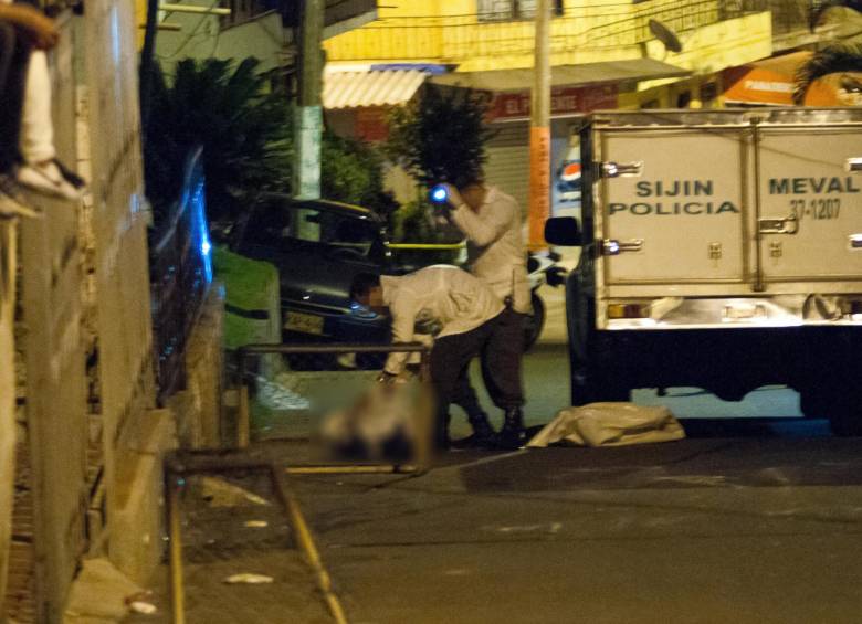 El levantamiento estuvo a cargo de la Sijín de la Policía y las indagaciones judiciales, luego fue llevado a la sede de Medicina Legal para la respectiva necropsia. 