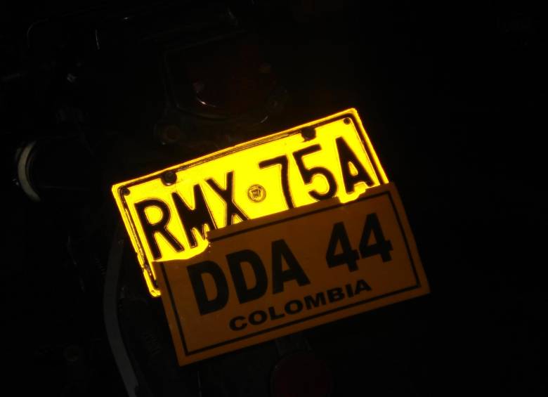 Esta es la modalidad de la calcomanía, en la cual la placa real se cubre con un sticker con numeración distinta. Cortesía.