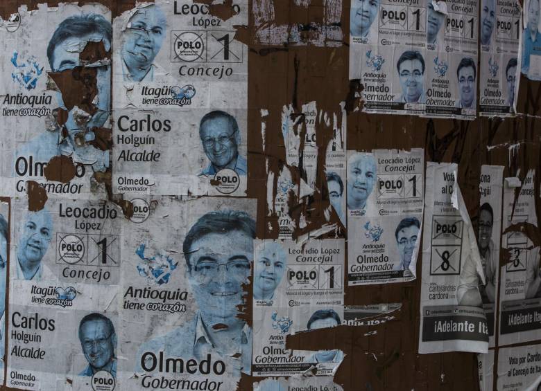 Algunos afiches a medio quitar.