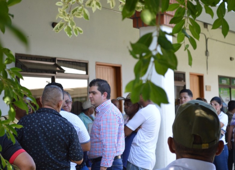 El mes pasado el candidato Julián Bedoya y su socio político Adolfo León Palacio estuvieron acompañando en la audiencia, en los juzgados de Caucasia, a destituido alcalde de Cáceres, José Mercedes Berrío, acusado por la Fiscalía de tener vínculos con Clan del Golfo.
