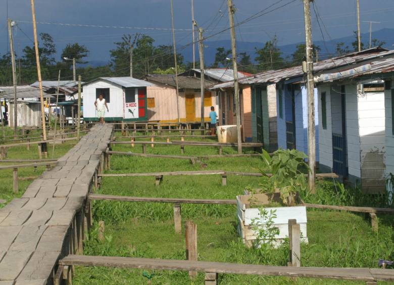 Después del terremoto, el pueblo fue reconstruido, en forma provisional, en un sitio que es cota de inundación del río Atrato y permanece inundado más de seis meses al año. FOTO archivo