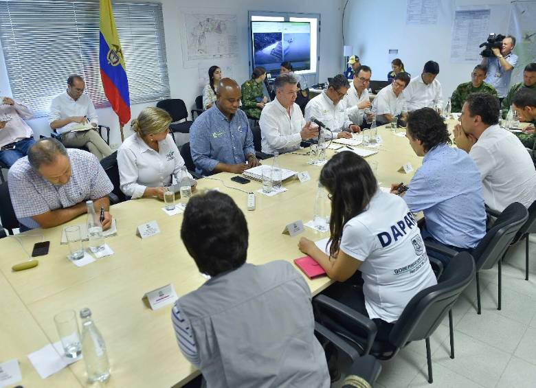 Las autoridades evalúan la situación en la presa. FOTO CORTESÍA PRESIDENCIA