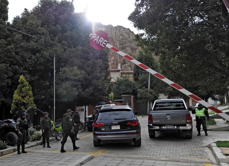 Oficiales de policía revisan un automóvil en la entrada de la comunidad cerrada de La Rinconada, donde se encuentra la embajada de México, en La Paz el 31 de diciembre de 2019. Foto: AFP.