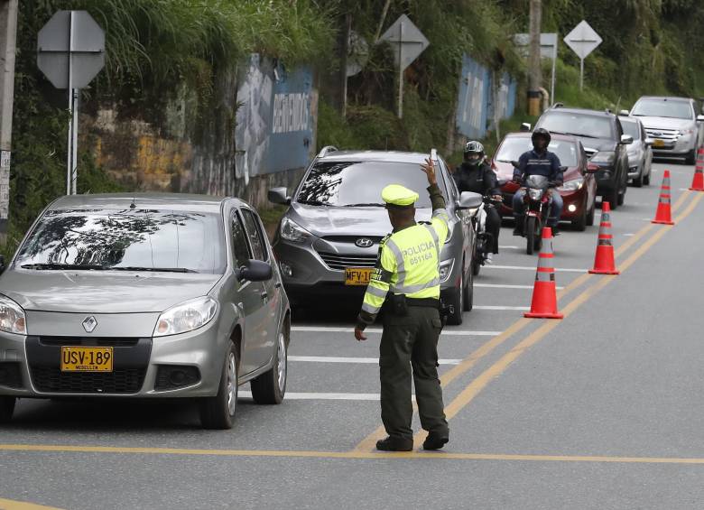 Las acciones de control de la policía de carreteras y de atención de derrumbes por parte de las entidades encargadas de la Agencia Nacional de Infraestructura ayudaron a que se redujeran las cifras negativas. Foto Manuel Saldarriaga.