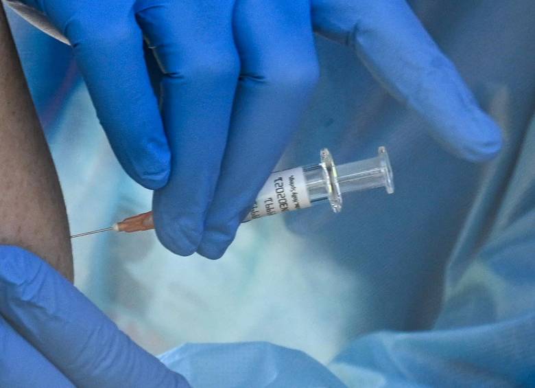 Vacunación contra la covid en Colombia planea cubrir el 60 % de la población para lograr la inmunidad rebaño, dice el ministro de Salud, Fernando Ruiz. FOTO AFP