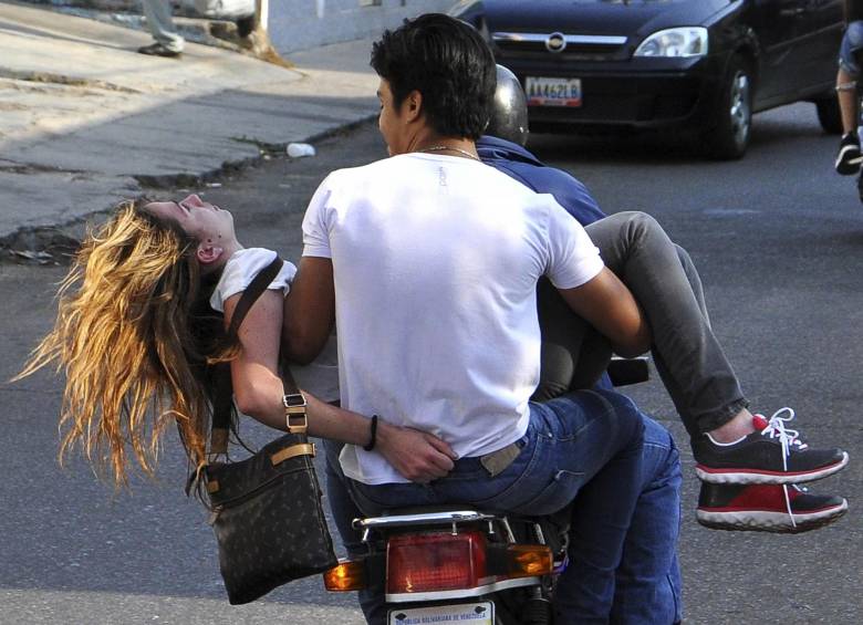 La noticia de la muerte de Génesis Carmona causó una gran conmoción a nivel internacional, pues la imagen de su traslado al hospital, en motocicleta, dio la vuelta al mundo. FOTO REUTERS