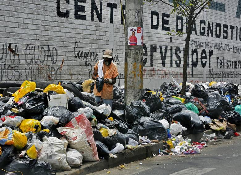 Este es considerado como uno de los sitios más críticos de la basura en Medellín, está ubicado en Carabobo con la calle 80, en un sector turístico FOTO Henry Agudelo