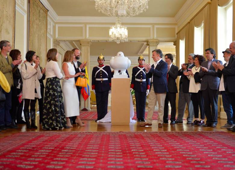 Santos recibió la escultura ‘La paloma de la paz’ de Fernando Botero 