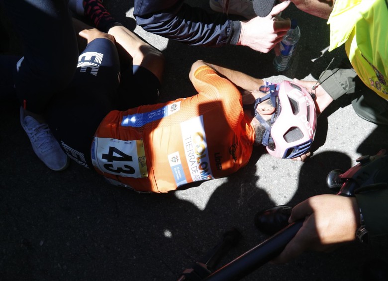 El esfuerzo físico le cobró a Sergio Higuita, quien terminó la etapa de ayer desmayado. Al final, todo fue felicidad en el equipo EF del que Rigo es el líder indiscutido. FOTOs Manuel Saldarriaga