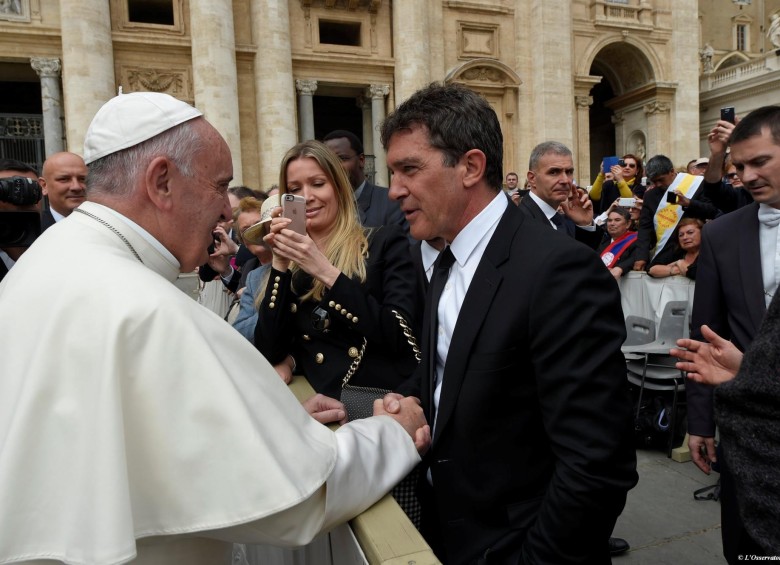 Antonio Banderas manifestó su emoción al conocer en la audiencia general al Papa Francisco. FOTO Reuters