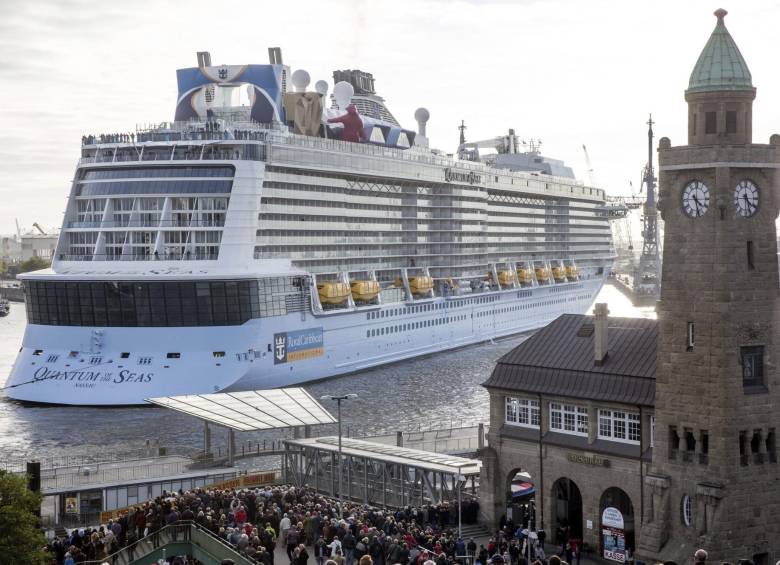 Un atractivo de ocio que posee el barco es ver a los dos primeros camareros robots del mundo, a quienes los invitados encargan cócteles mediante unas tabletas. FOTO agencias