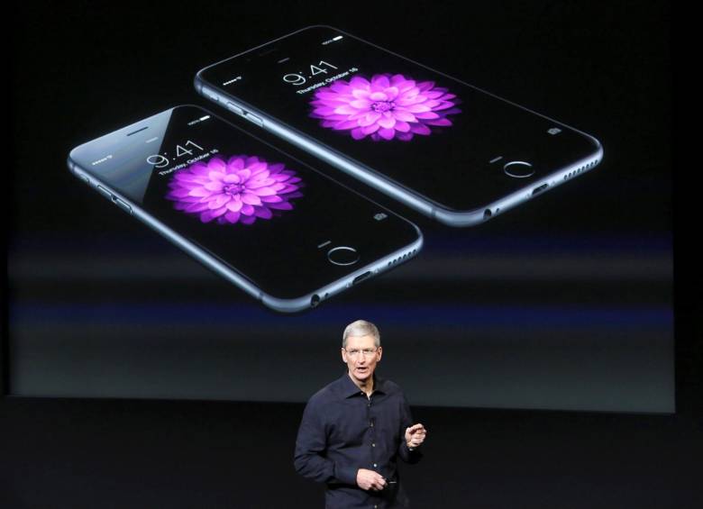 El director ejecutivo de Apple, Tim Cook, cuando presentó el iPhone 6 y el iPhone 6 Plus en 2014. FOTO: Reuters. 