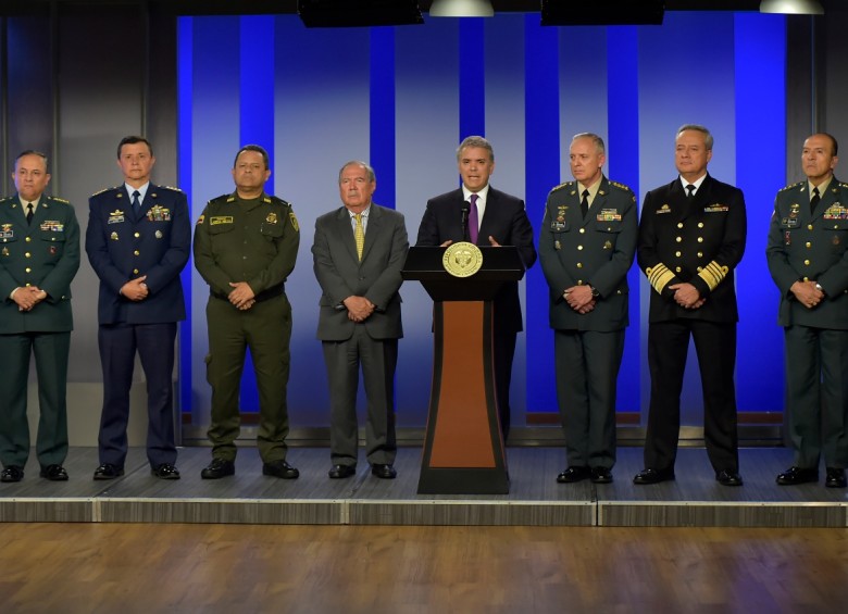 El presidente Iván Duque junto a el Ministro de Defensa, Guillermo Botero, y la cúpula militar saliente. FOTO IVAN DUQUE
