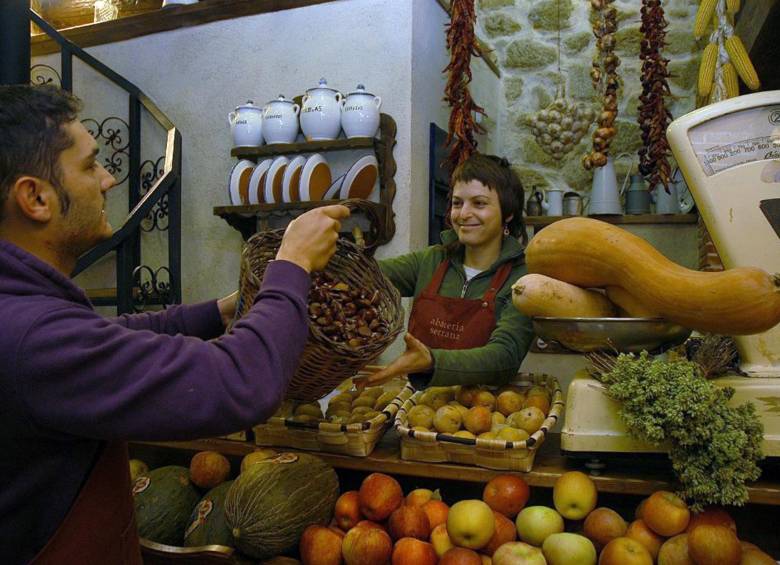 El comercio de productos que se cultivan en lo rural permite la inserción económica de quienes deciden salir de la urbe. FOTO efe