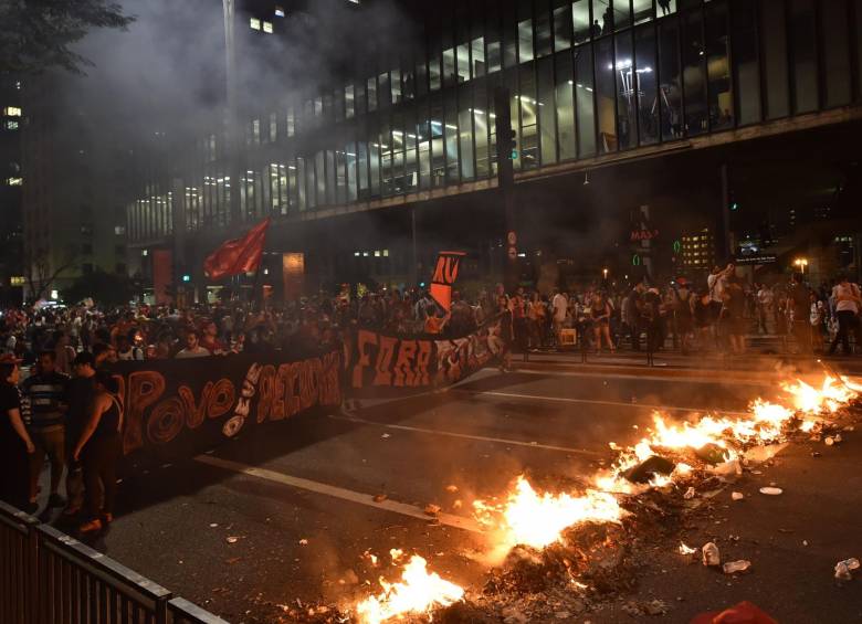 Las autoridades impidieron que los dos grupos, simpatizantes y contrarios a la mandataria, “se encontraran”. FOTO AFP