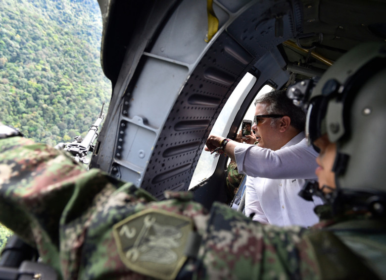 El presidente Iván Duque durante el sobrevuelo en Tumaco. FOTO PRESIDENCIA