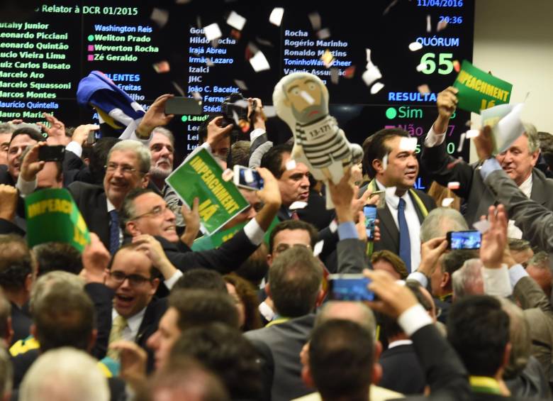 Dilma Rousseff, presidenta reelecta de Brasil, enfrenta la crisis política más compleja que ha vivido el país vecino en los últimos años por cuenta de varias denuncias de corrupción. FOTO AFP