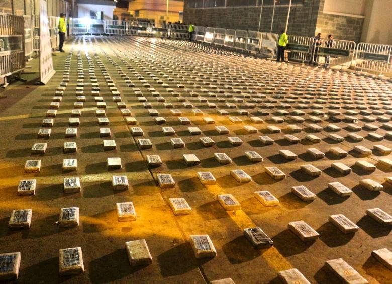 La droga estaba escondida en un parqueadero. FOTO AFP