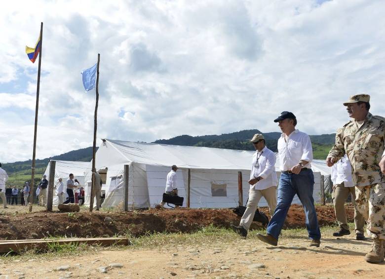 El presidente Juan Manuel Santos le hizo seguimiento ayer a las zonas veredales y puntos de preagrupamiento. Reconoció atrasos logísticos que se están solucionando. FOTO cORTESÍA pRESIDENCIA