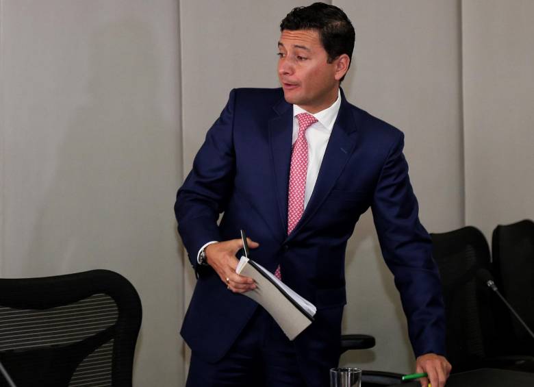 El superintendente Financiero, Jorge Castaño, denunció ante la Fiscalía General de la Nación la posible comisión de pánico económico en Colombia. FOTO Colprensa