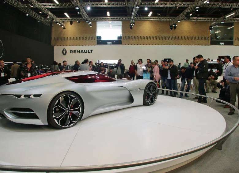 Este es el Renault Trezor, que la marca presentó como uno de sus autos futuristas. Solo exhibición. FOTO colprensa