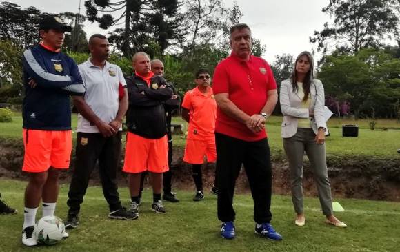 En el centro de la imagen se ve al entrenador, de 70 años, quien asumió las riendas del equipo, tras la derrota en casa ante Envigado. FOTO RIONEGRO AGUILAS