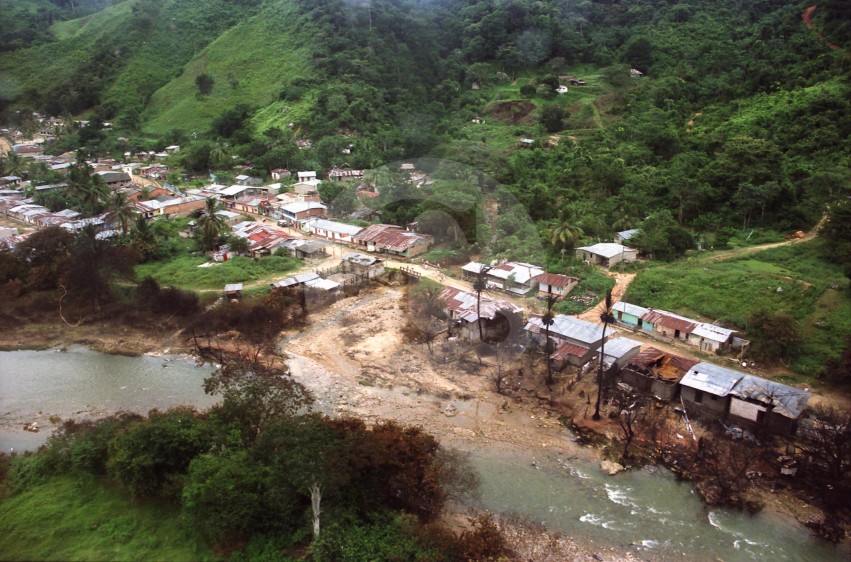 El río se convirtió en un camino de cenizas y residuos de petróleo. FOTO EL COLOMBIANO