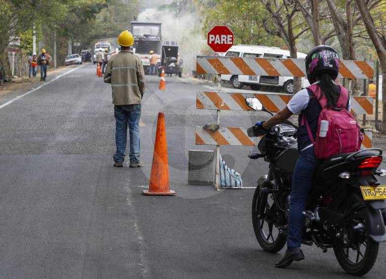 En la vía se ejecutan las obras de la Autopista al Mar 1. Foto: Manuel Saldarriaga. 