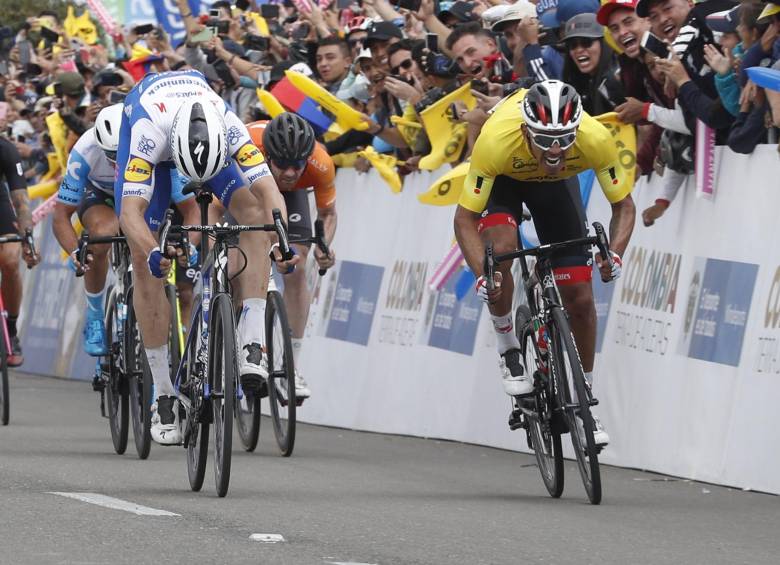 Molano alcanzando una nueva victoria en el Tour Colombia. FOTO MANUEL SALDARRIAGA