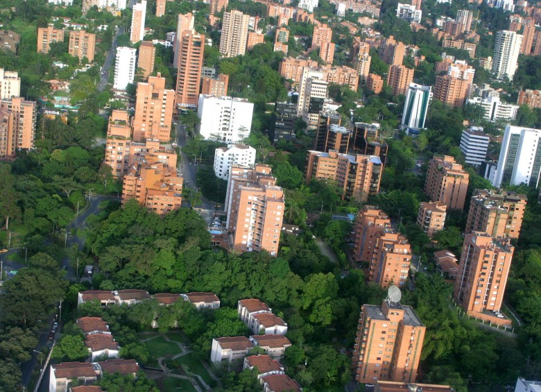 Panorámica del sector de El Poblado, suroriente de la ciudad, donde compiten edificios y naturaleza. FOTO donaldo zuluaga