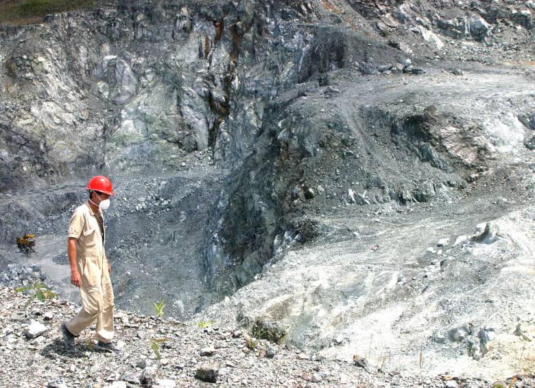 Las razones de la senadora Blel Scaff y del experto apuntan a que en cualquier momento la comunidad puede entrar en contacto con el asbesto en el país. FOTO colprensa