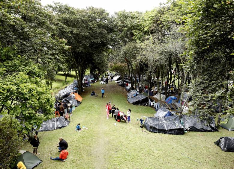 Más de 500 venezolanos hicieron un campamento a la espera de un bus que los lleve hasta Cúcuta y desde ahí pasar a Venezuela. FOTO EFE