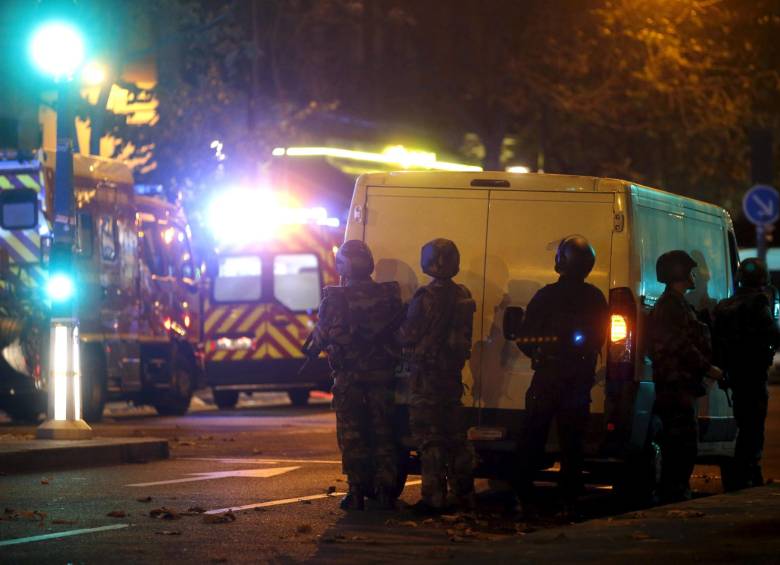 Varios rehenes siguen al interior de un teatro de París. FOTO REUTERS