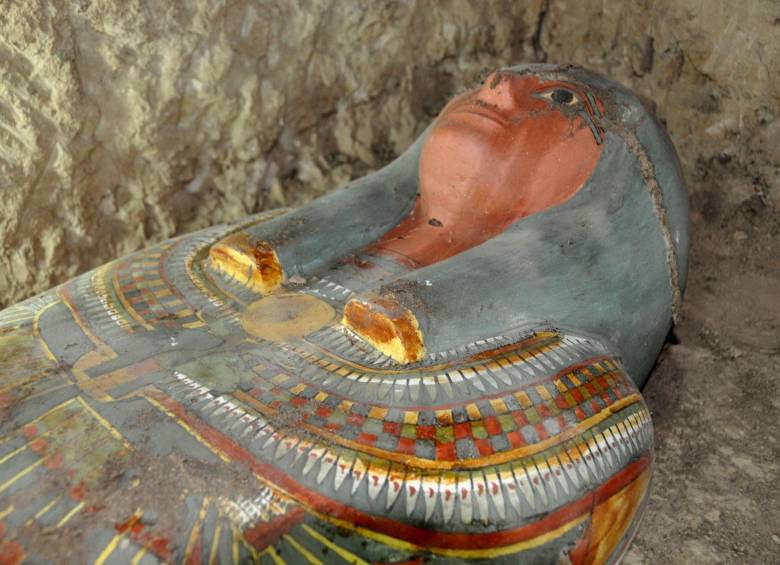 La misión arqueológica española que excava en el templo del faraón Tutmosis III, en la ciudad egipcia de Luxor, ha descubierto el “maravilloso” cartonaje que cubre la momia. FOTOS AFP