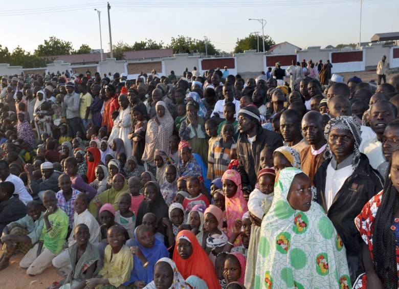 Personas desplazadas de Baga escuchan al presidente de Nigeria, Goodluck Jonathan (invisible), en un campo de Maiduguri, el 15 de enero de 2015. El de Baga es el peor ataque de Boko Haram en su insurgencia de seis años. FOTO AFP