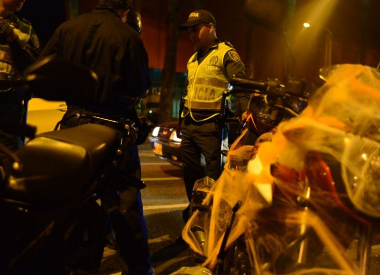 Con máscaras, cerca de 800 motociclistas rodaron por las calles de la ciudad la noche del 31 de octubre. FOTO: CORTESÍA
