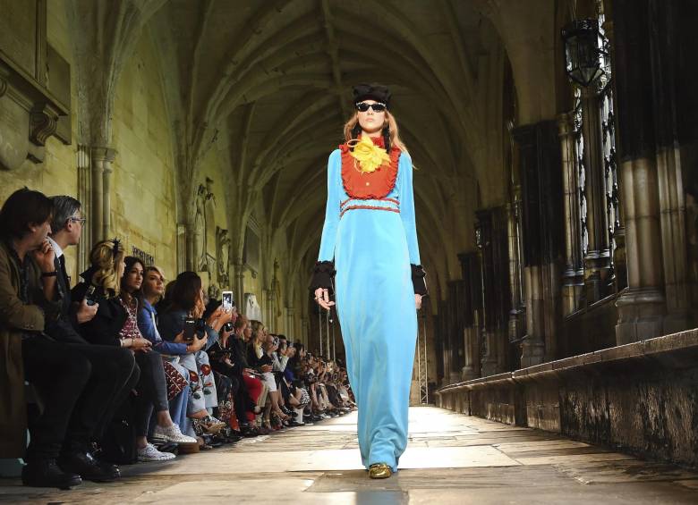 Las modelos lucen creaciones de Gucci durante un desfile celebrado en Londres, Reino Unido. FOTO efe