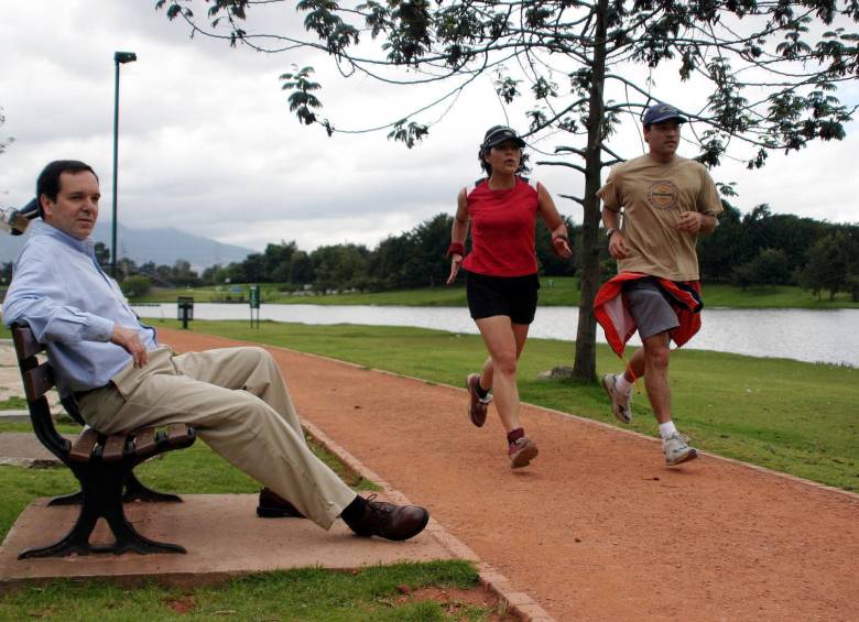 Trotar, montar bicicleta o largas sesiones de yoga son las actividades más adecuadas para prevenir la obesidad. FOTO: Colprensa.