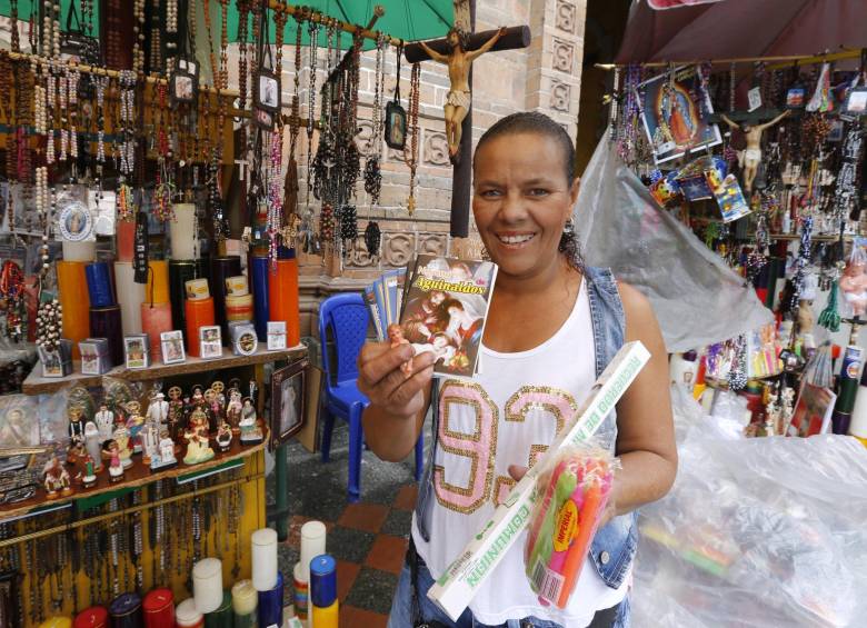 La tradicional Novena de aguinaldos sigue siendo uno de los objetos que más tiene demanda. FOTO juan antonio sánchez