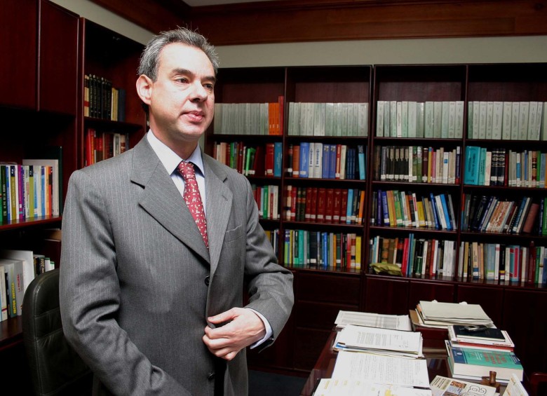 El expresidente de la Corte Constitucional, Rodrigo Escobar Gil, negó este martes haber sido el intermediario para concretar el supuesto fallido soborno. FOTO COLPRENSA