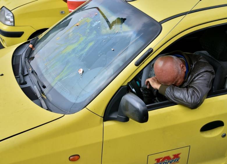 Un altercado se presentó esta mañana en Medellín, donde un sujeto lanzó huevos a un taxi. Foto: Guardianes Antioquia