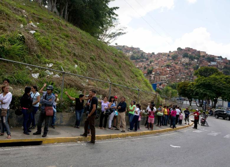 Una sensación de desesperación es palpable en Caracas, algunas escuelas invitaron a los padres de familia a empacar papel higiénico en las mochilas de sus hijos. FOTO AP