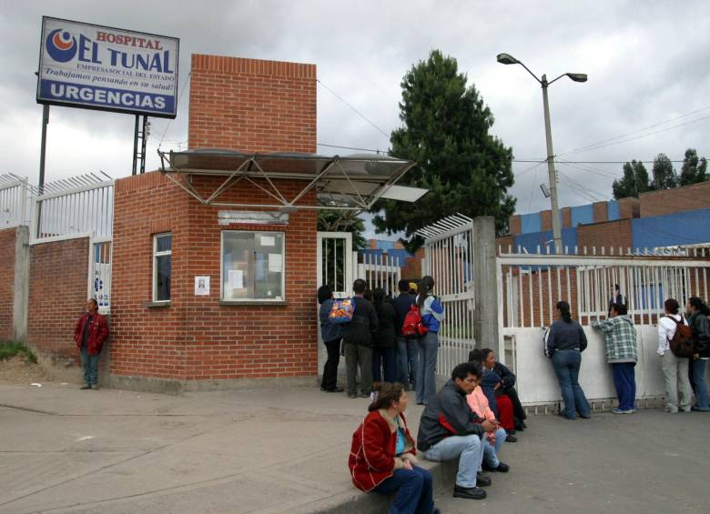 En la tarde del pasado martes se registró una emergencia en el colegio Marco Fidel Suárez, de la localidad de Tunjuelito, al sur de Bogotá, cuando 20 menores resultaron intoxicados. FOTO COLPRENSA