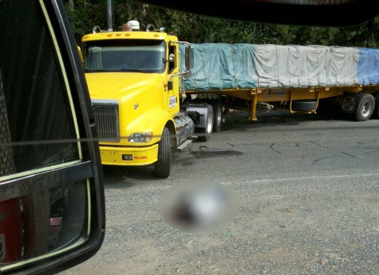 El hecho ocurrió a las 9:30 de la mañana, por lo que la ATC pidió a todos los transportadores que suspendan el tránsito por el tramo vial Valdivia- Tarazá. FOTO CORTESÍA ATC